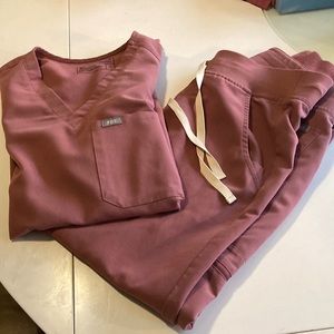 Figs mauve Catarina small top and small Zamora joggers.